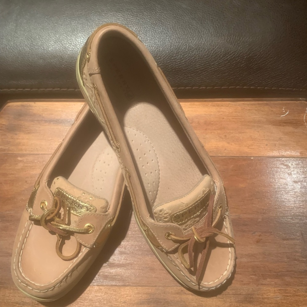 Size 8.5 Sperry shoes tan